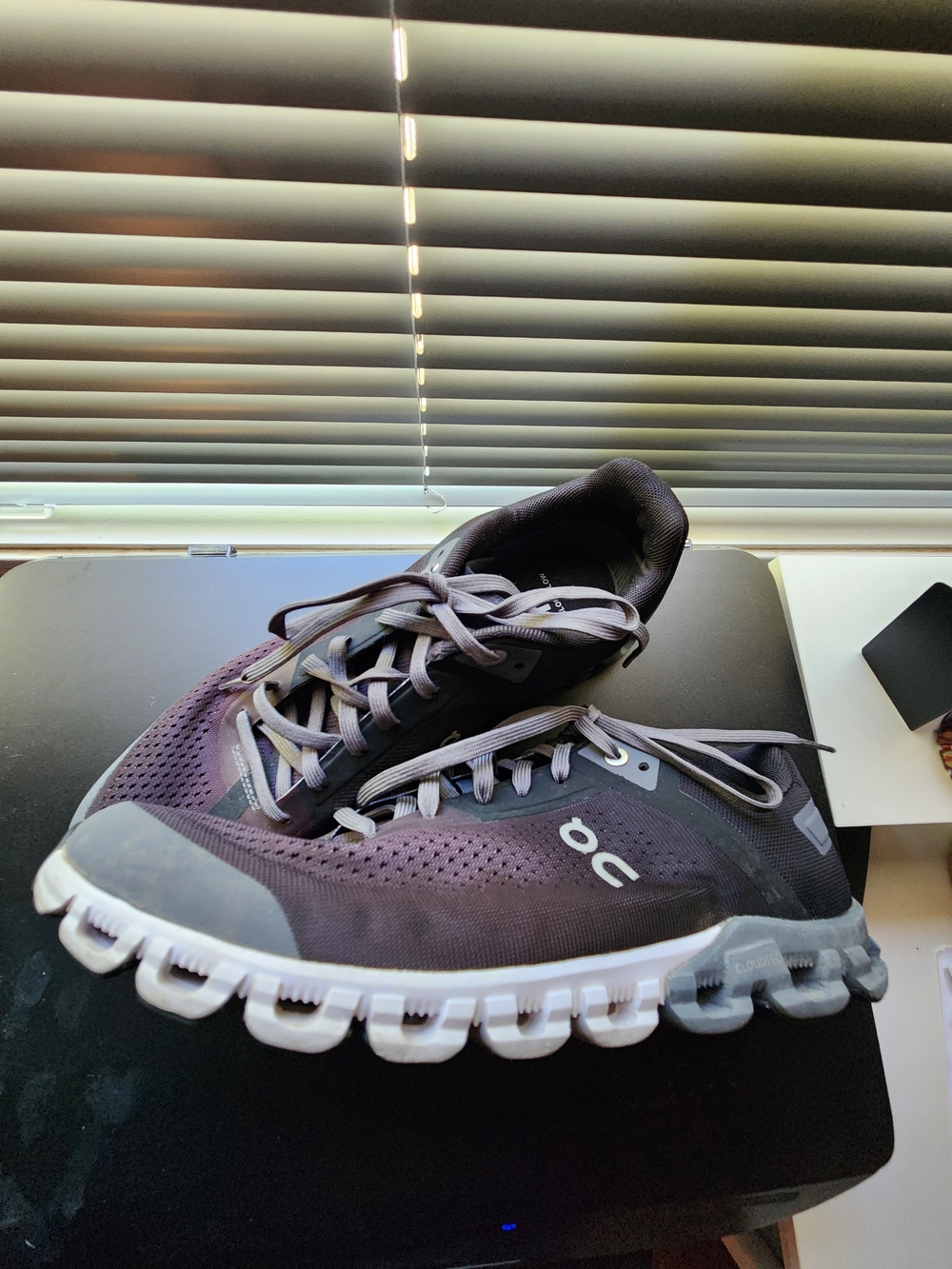 Men's ON Cloud Flow running shoes sz 9